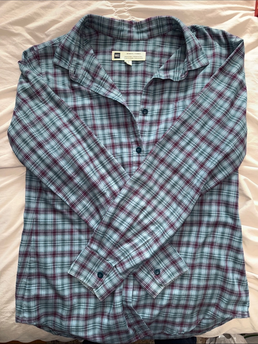 MEC women’s fitted Plaid Button-Up Flannel shirt (M)